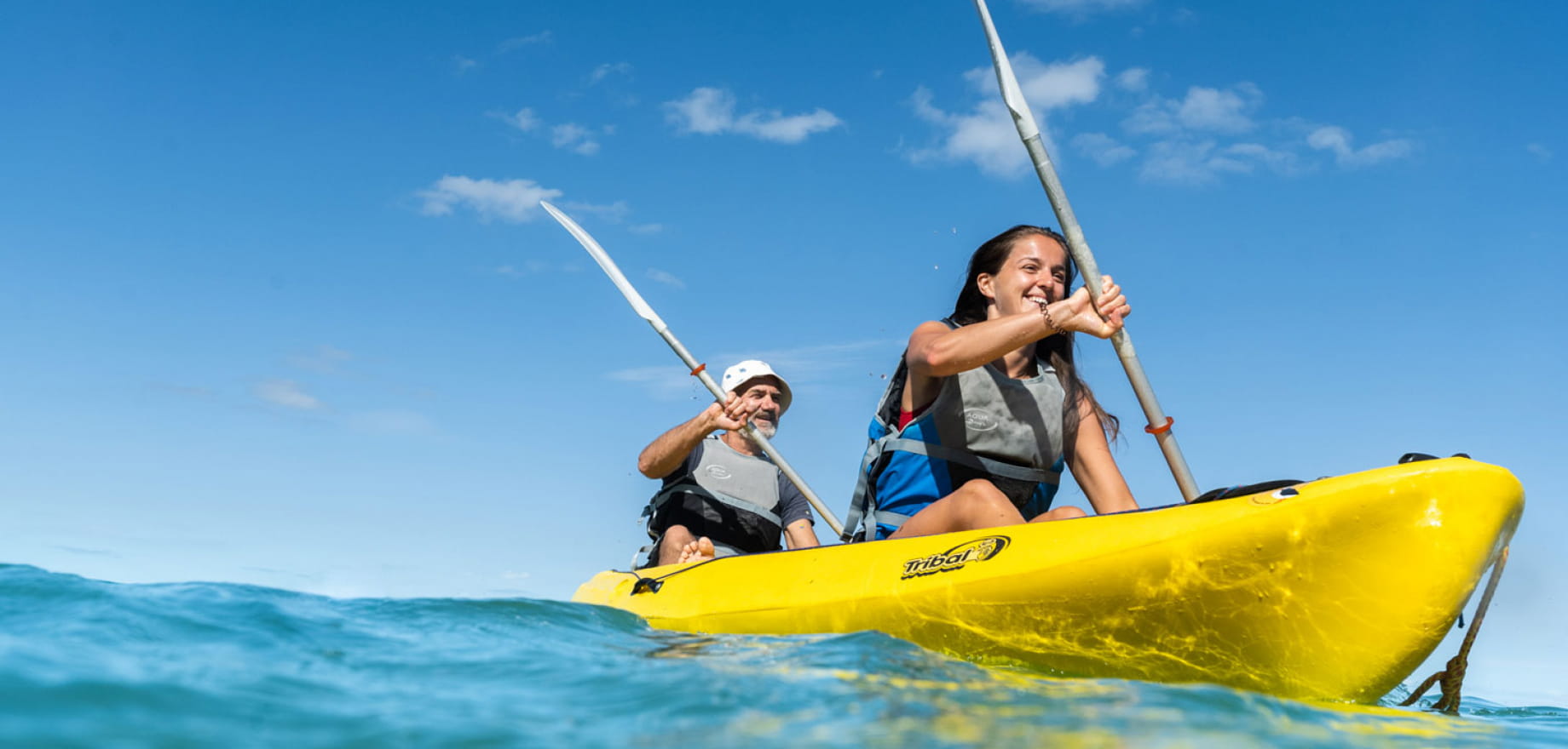 Un couple fait du kayak de mer