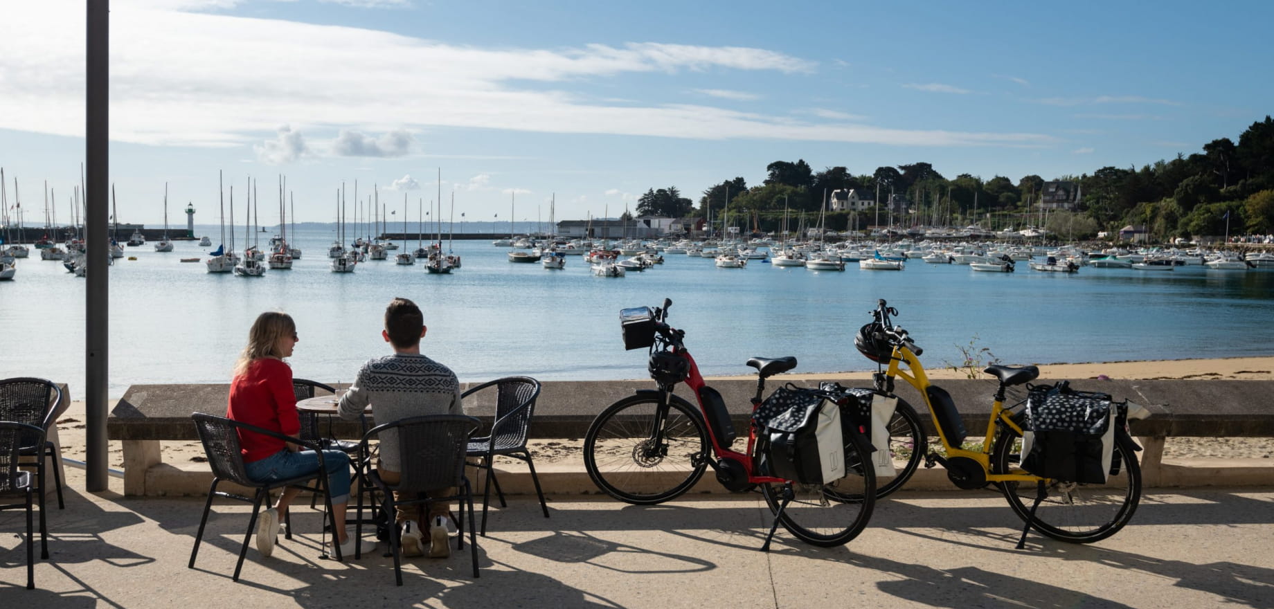Des cyclistes avec leur vélo en terasse à Saint-Quay-Portrieux